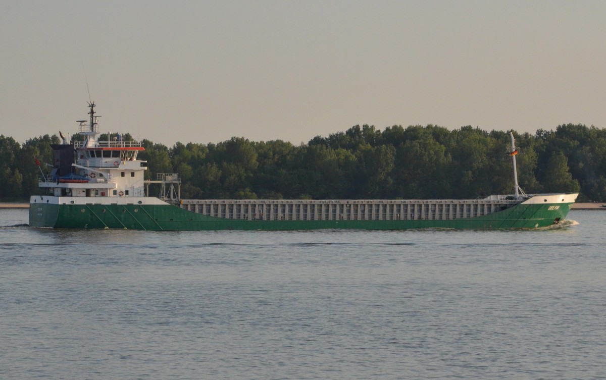 Frachtschiff DELFIN am 06.06.2014 auslaufend vor Wedel.