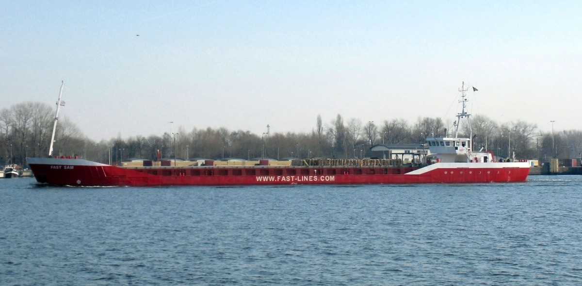 Frachtschiff  Fast Sam  auslaufend Swinemünde am 19.03.15.