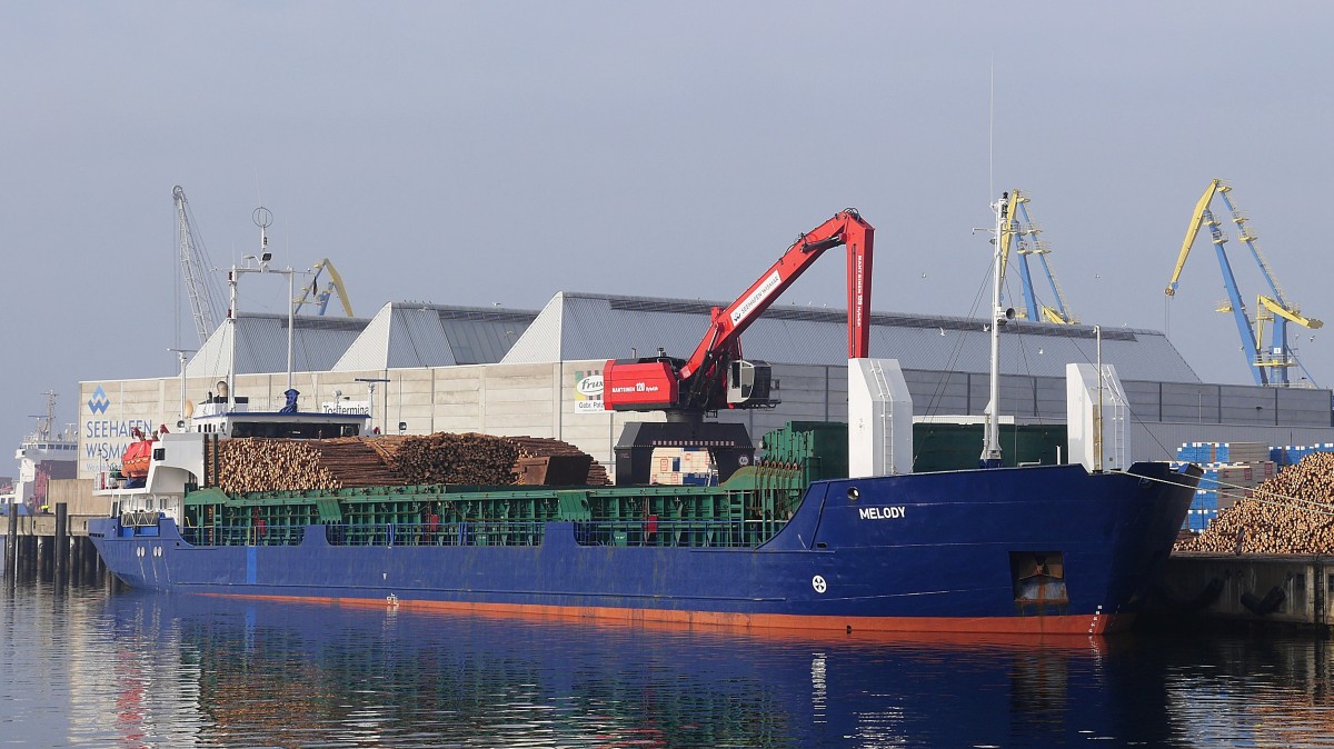 Frachtschiff (General Cargo Ship) MELODY, Saint Vincent and the Grenadines, IMO:8406779, mit Holzstämmen beladen vor dem Torfterminal im Überseehafen Wismar; 01.11.2015
