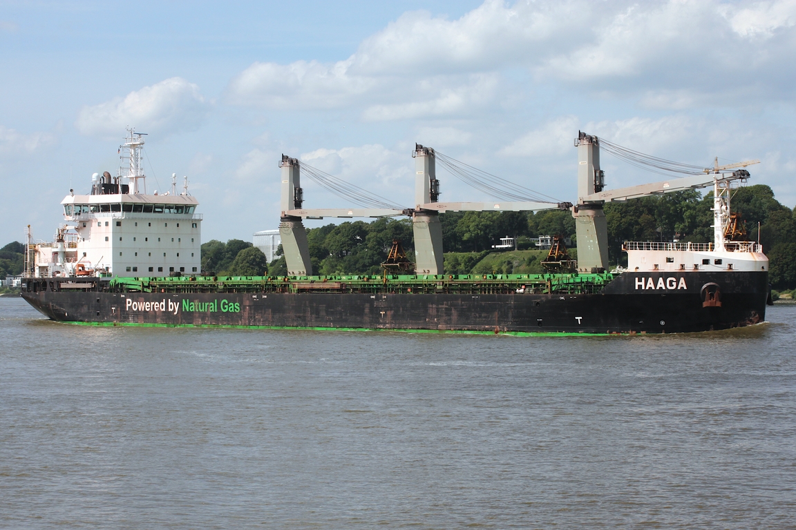 Frachtschiff HAAGA (IMO 9797632); Datum: 09.08.2025; Aufnahmeort: Elbe/Hafen Hamburg, Deutschland. Das Bild zeigt die HAAGA beim Einlaufen Höhe Finkenwerder.