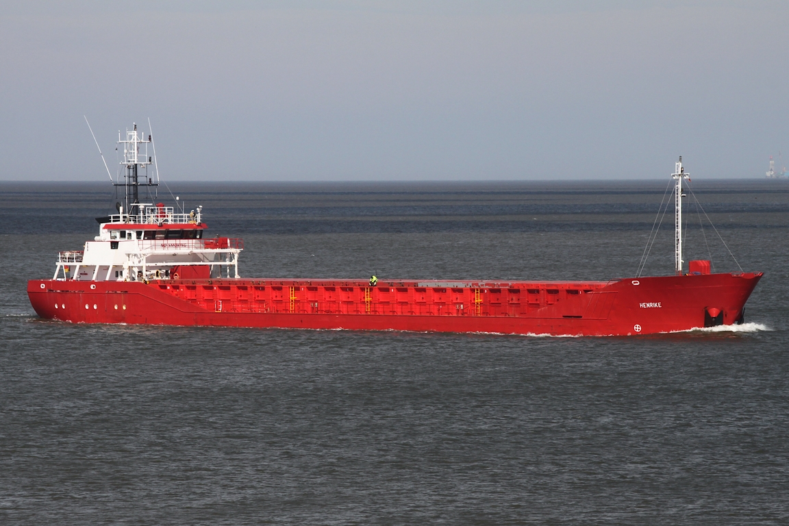 Frachtschiff HENRIKE (IMO 9218222); Datum: 15.09.2026; Aufnahmeort: Elbe/Cuxhaven, Deutschland.