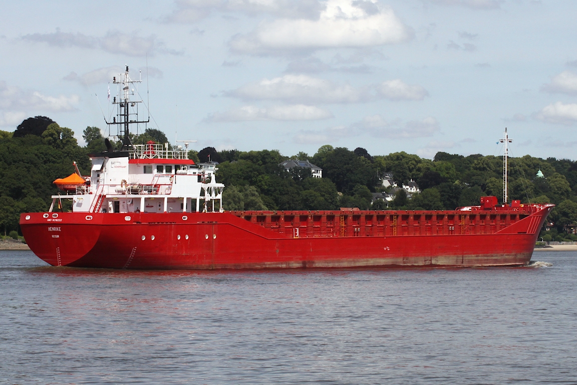Frachtschiff HENRIKE (IMO 9218222); Datum: 22.06.2026; Aufnahmeort: Elbe/Hafen Hamburg, Deutschland.