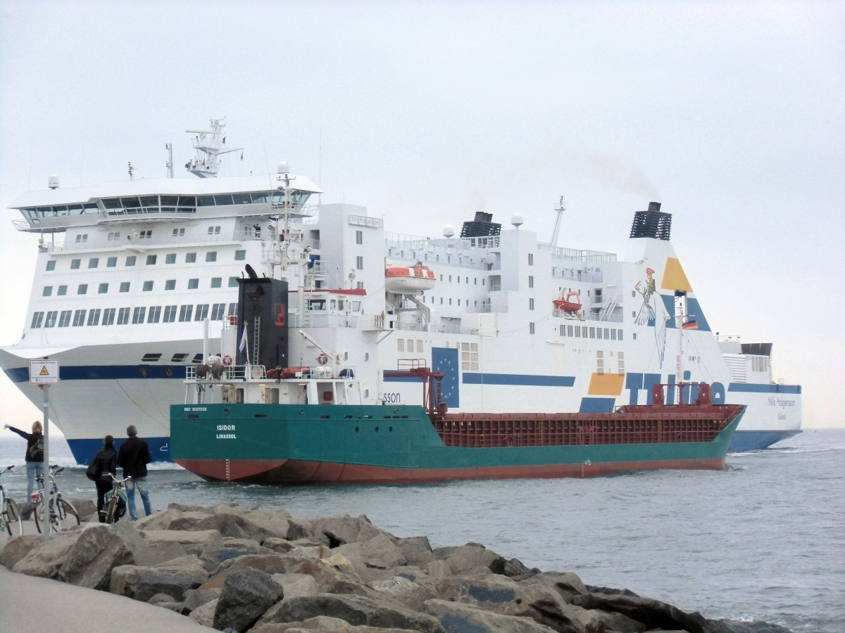 Frachtschiff  Isidor  auslaufend Warnemünde an 23.04.14.