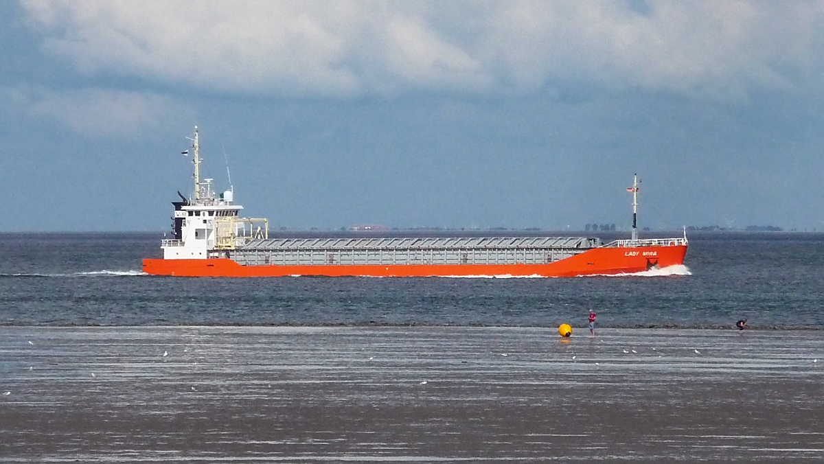 Frachtschiff  Lady Nora  am Duhner Watt bei Cuxhaven, 10.9.2015 