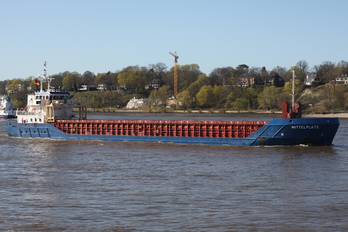 Frachtschiff MITTELPLATE (IMO 9501203); Datum: 07.04.2026; Aufnahmeort: Elbe/Hafen Hamburg, Deutschland. 