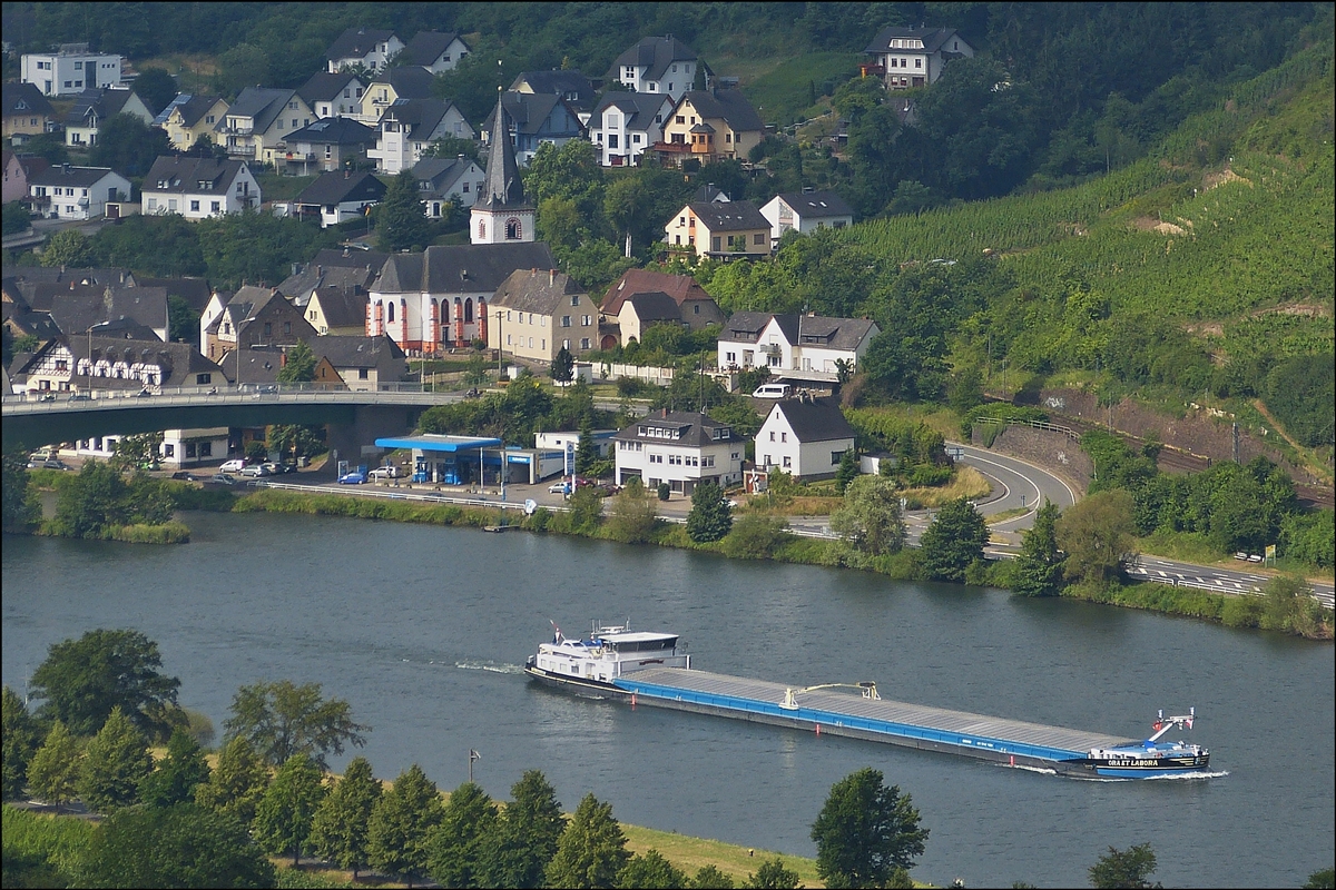 Frachtschiff ORA ET LABORA ; ENI 2326959 ; Bj 2005 ; L 110 m ; B 11,45 m ; T 3251 ; Flagge NL, unterwegs auf der Mosel bei Lf, aufgenommen von der Burg Thurant bei Alken am 21.06.2014.