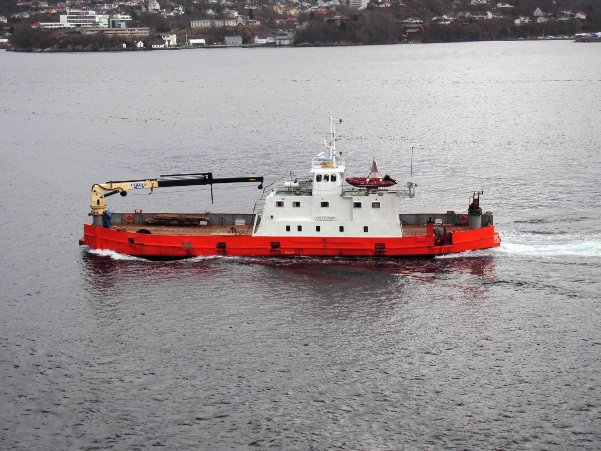 Frachtschiff  Osteroy  am 07.04.14 in Bergen (Norwegen).