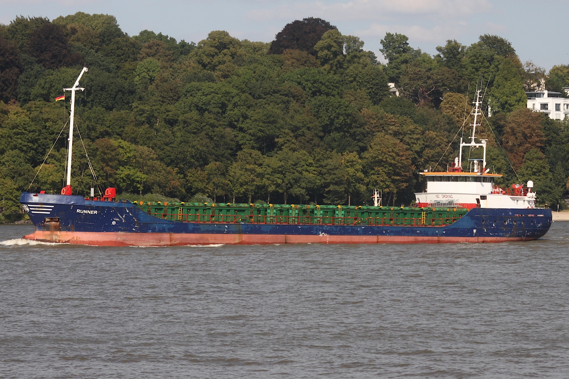 Frachtschiff RUNNER (IMO 9137193); Datum: 26.08.2026; Aufnahmeort: Elbe/Hafen Hamburg, Deutschland.