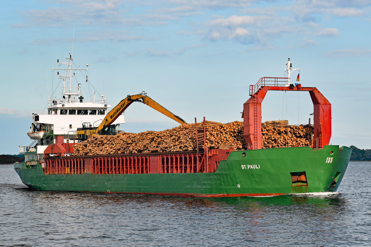 Frachtschiff ST.PAULI (IMO: 8214358) am 27.08.2017 in Lübeck-Travemünde einlaufend.Länge: 92,39 m  Breite: 15,20 m. Baujahr 1983 