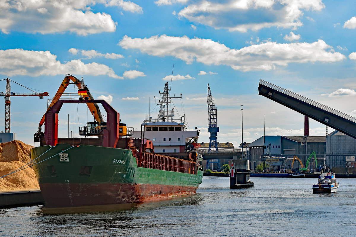 Frachtschiff ST.PAULI (IMO: 8214358) am 21.06.2020 in Lübeck, Konstinkai. Im Hintergrund rechts ist zu sehen, wie sich gerade die Eric-Warburg-Brücke öffnet.