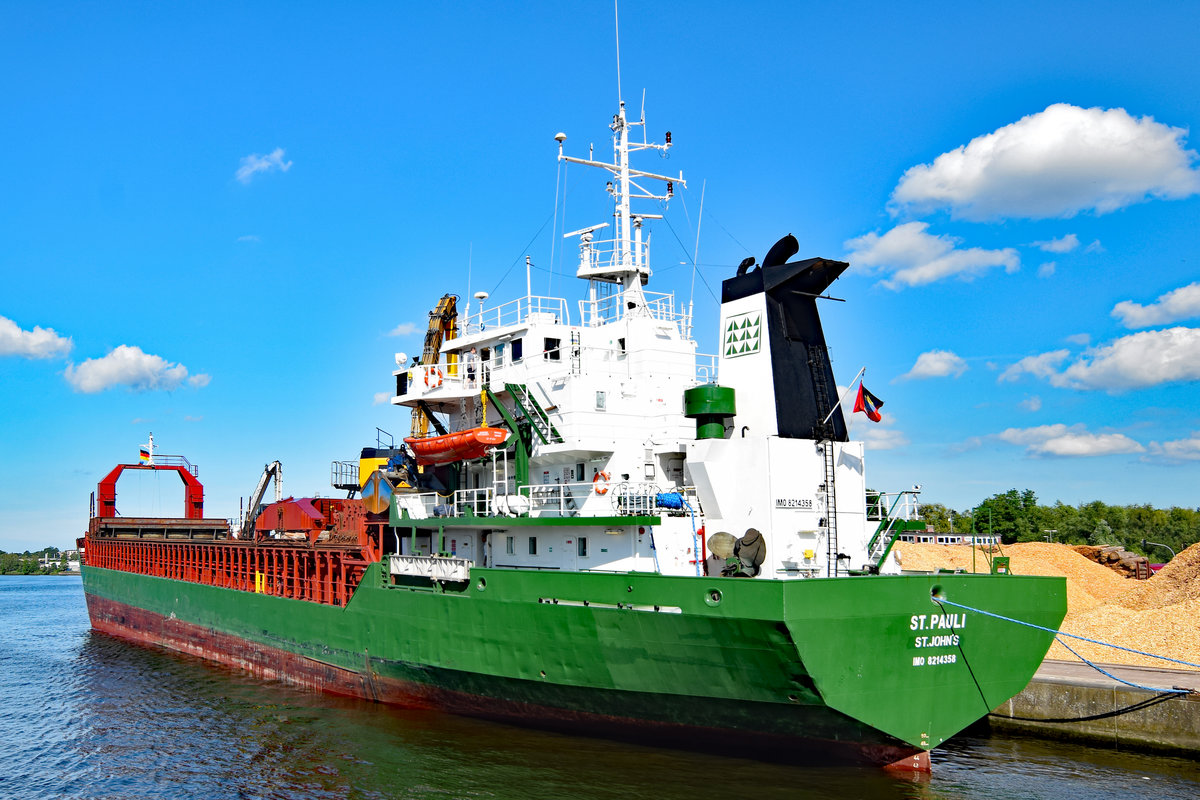 Frachtschiff ST.PAULI (IMO: 8214358) am 21.06.2020 im Hafen von Lübeck, Konstinkai