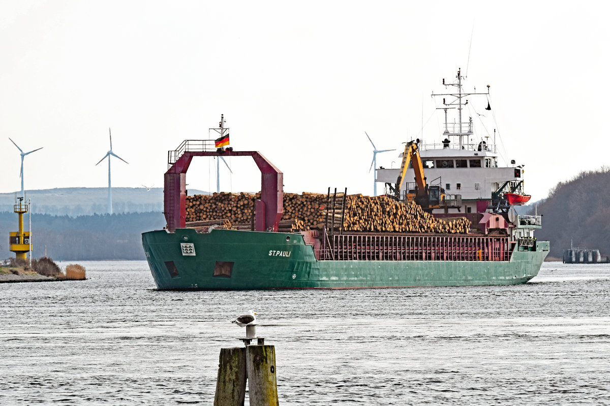 Frachtschiff ST.PAULI (IMO 8214358) am 26.03.2021 im Hafen von Lübeck-Travemünde. Es kommt vom Konstinkai Lübeck und fährt hinaus auf die Ostsee.