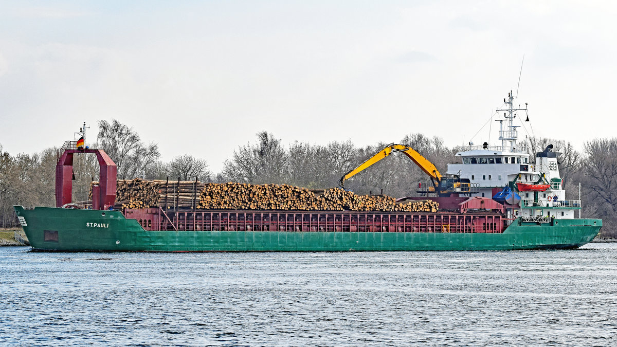 Frachtschiff ST.PAULI (IMO 8214358) am 26.03.2021 im Hafen von Lübeck-Travemünde. Es kommt vom Konstinkai Lübeck und fährt hinaus auf die Ostsee.