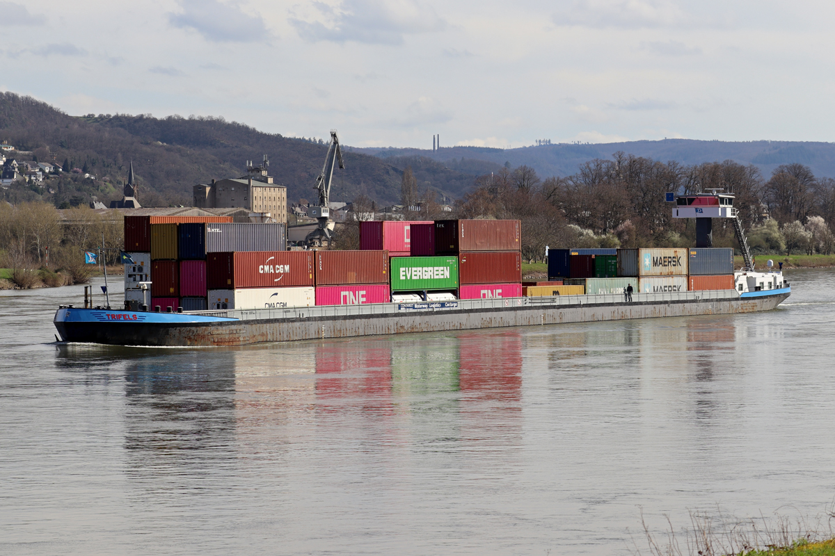 Frachtschiff  TRIFELS  mit Containern beladen Rhein abwärts bei Stolzenfels/Koblenz 14.3.2024