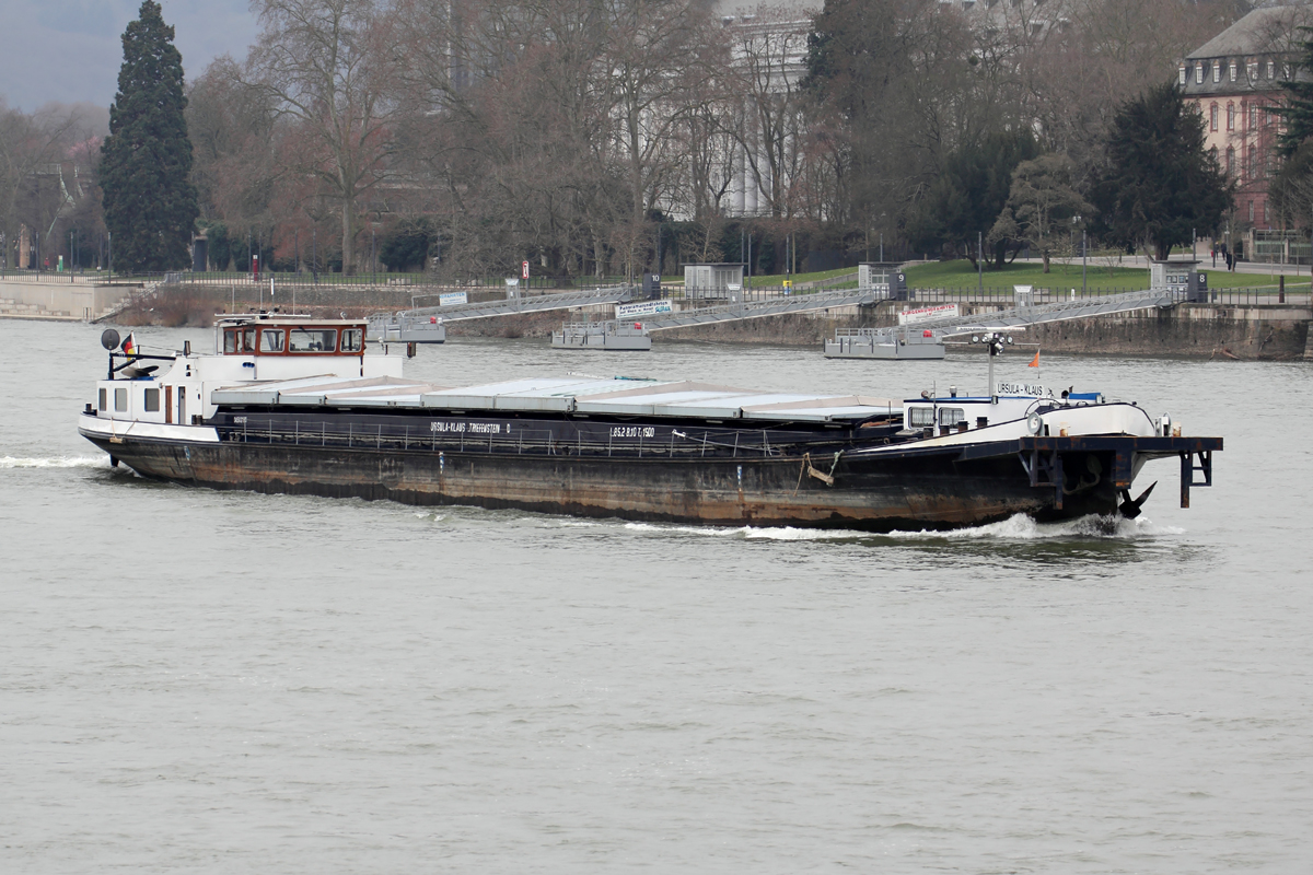 Frachtschiff  URSULA-KLAUS  Rhein abwärts bei Koblenz 12.3.2016