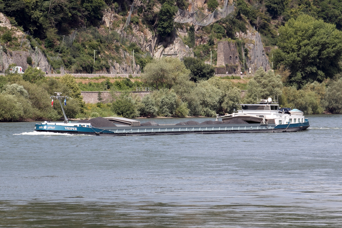 Frachtschiff  VESPER  Rhein aufwärts bei Kaub 4.7.2020