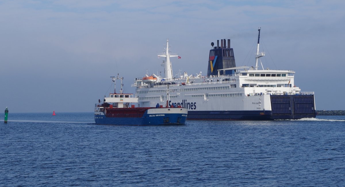 Frachtschiff Walter Hamman am 19.03.16 in Rostock begegnet der Prins Joachim