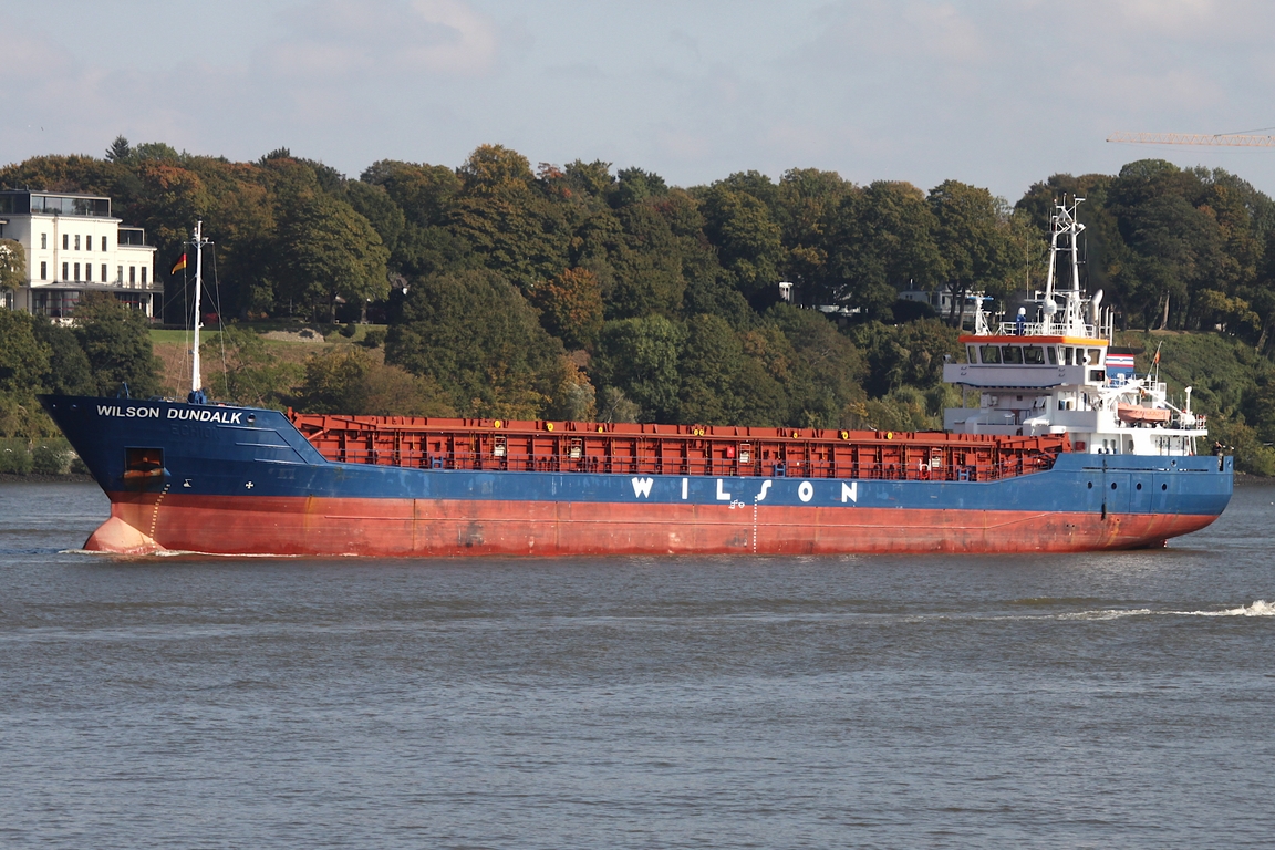 Frachtschiff WILSON DUNDALK (IMO 9496587); Eigner/Betreiber: Wilson; Datum: 02.10.2025; Aufnahmeort: Elbe/Hafen Hamburg, Deutschland. Das Bild zeigt das Schiff auf Höhe Rüschpark.