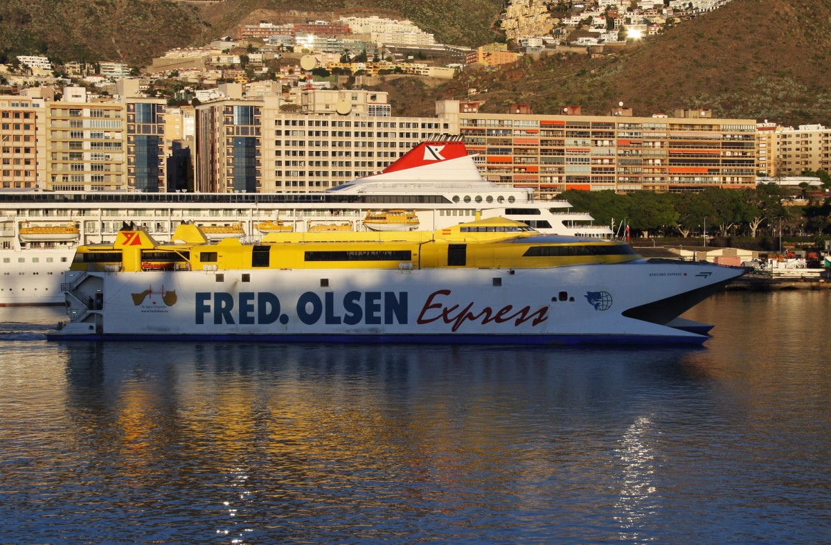 Fred. Olsen Express  BENCOMO EXPRESS  läuft am 28.12.2013 aus Santa Cruz de Tenerife aus.