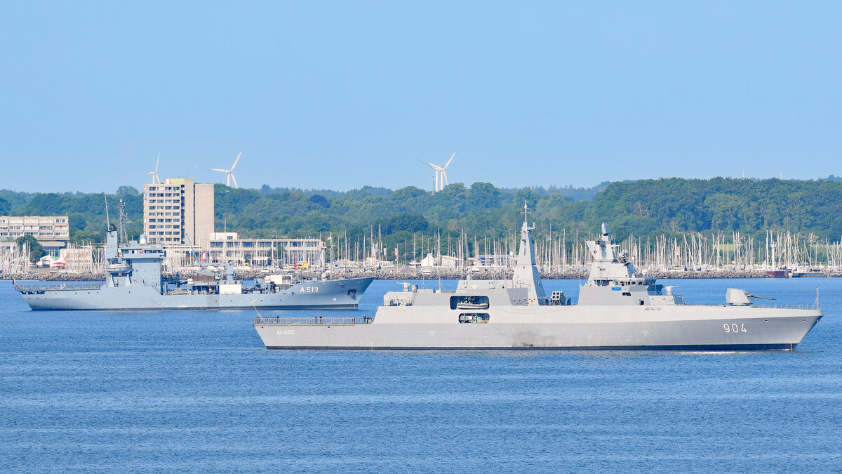 Fregatte 904 AL-AZIZ (für Ägypten bestimmt) und Tender A 513 RHEIN (Deutsche Marine) am 15.06.2022 in der Kieler Förde