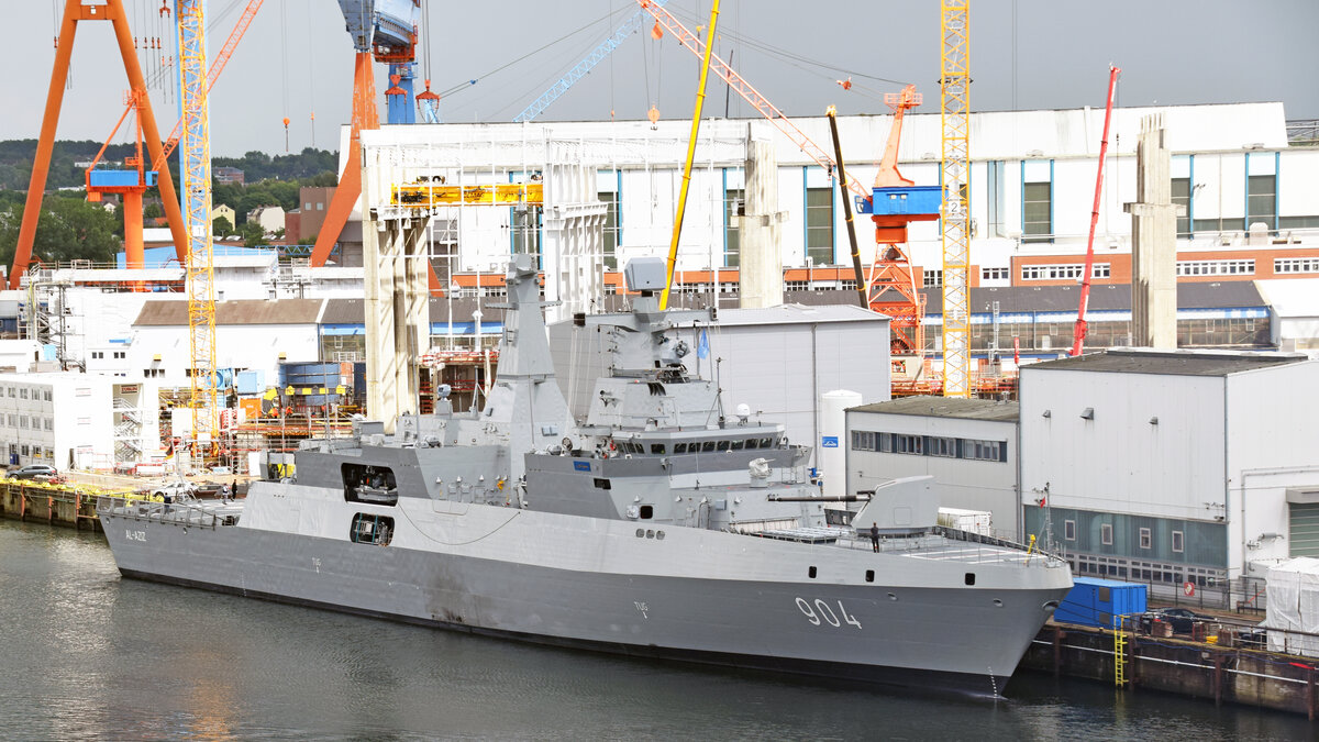 Fregatte 904 AL-AZIZ (für Ägypten bestimmt) und Tender A 513 RHEIN (Deutsche Marine) am 13.06.2022 in Kiel