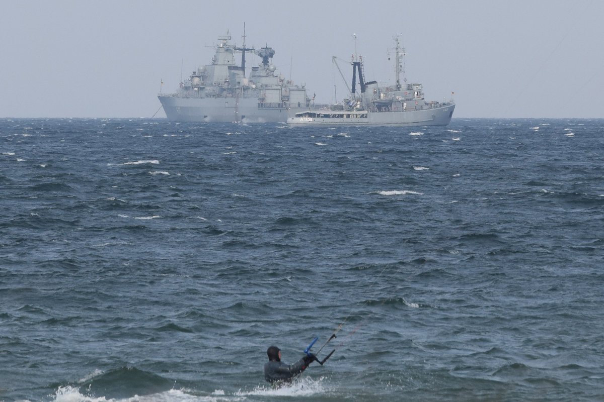 Fregatte F 217 BAYERN und Taucherschulboot A 1439 BALTRUM am 28.4.2021 in der Ostsee vor Scharbeutz. Im Vordergrund des Bildes fährt ein Kitesurfer vorbei.