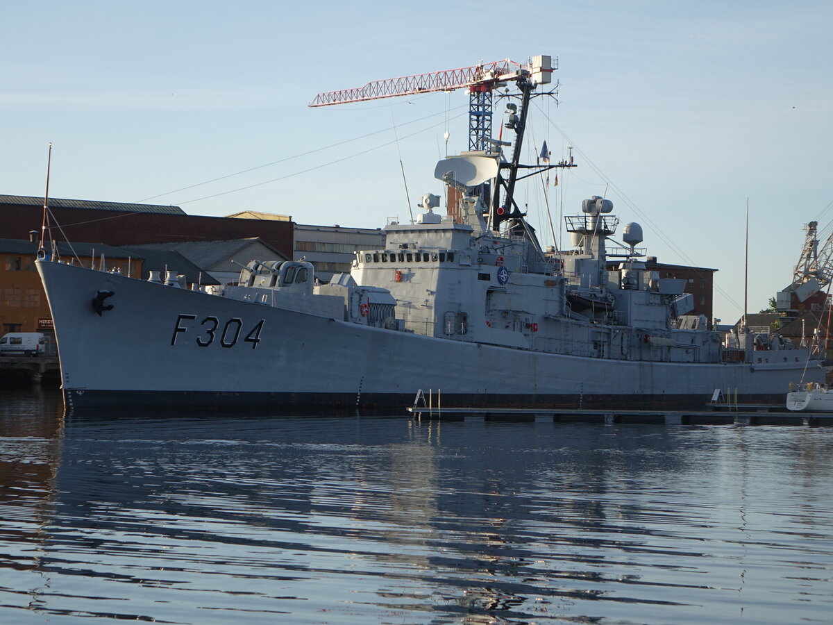 Fregatte F304 KNM Narvik im Hafen von Horten, Oslo Klasse, Bewaffnung 2 X 3 Zoll US Geschütz,
2 × 20-mm-Rheinmetall-Flugabwehrkanonen, 2 × 12,7-mm-Maschinengewehre, 6 × Penguin-Seezielflugkörper, 1 × 8 Zellen für Raytheon RIM-7 Sea Sparrow (29.05.2023)