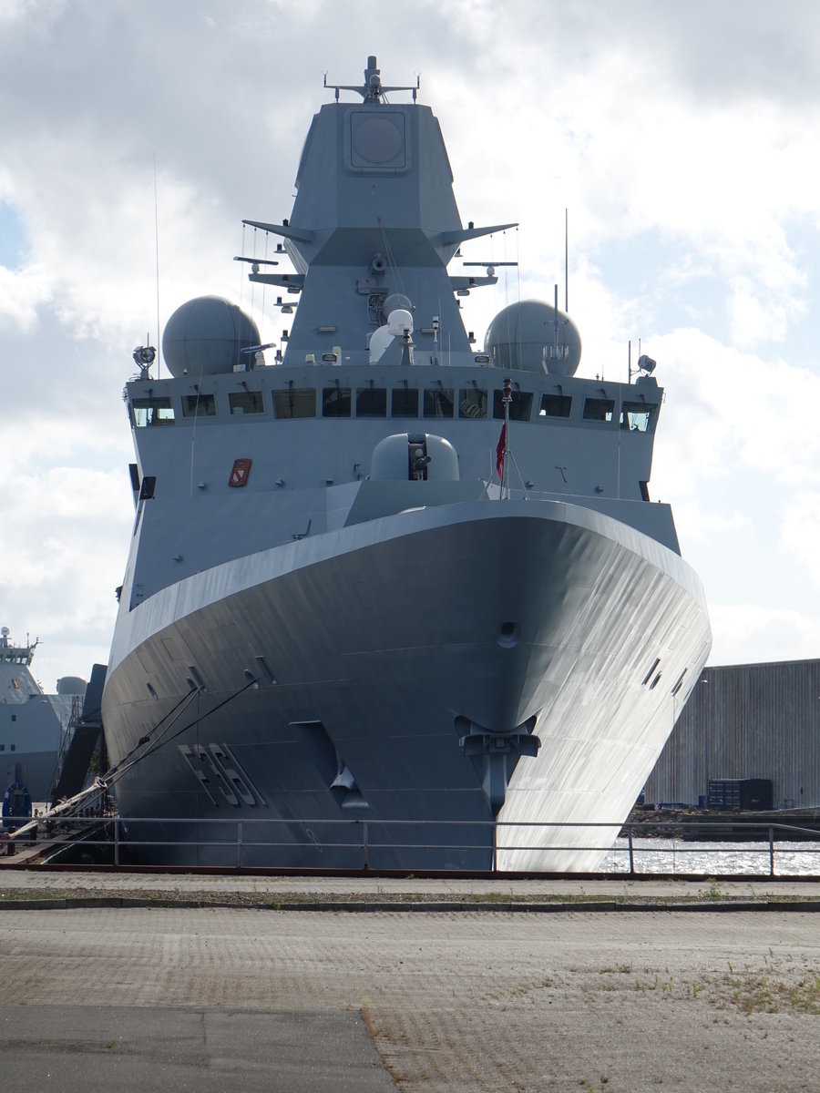 Fregatte Iver Huitfeldt (F361), 6645 to, Länge 138.7 Meter, gebaut auf der Baltija-Werft in Klaipėda, Bewaffnung 4 × Mk. 41 VLS mit bis zu 32 Boden-Luft-Raketen, 2 × Oto Melara 76 mm Geschütze, 8–16 × Boden-Boden-Raketen Harpoon Block II, im Hafen von Korsør (24.06.2017)