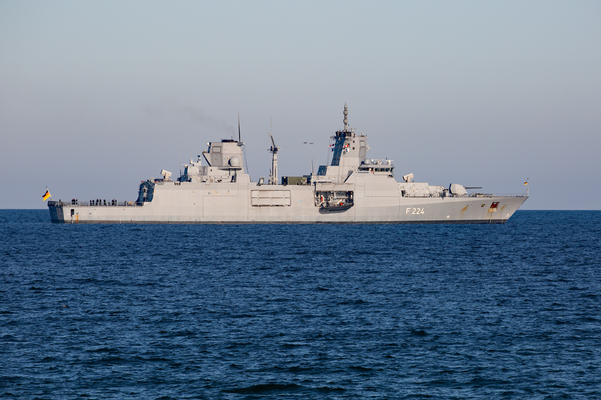 Fregatte SACHSEN-ANHALT F 224 mit Schlauchboot vor Rügen. - 28.02.2022
