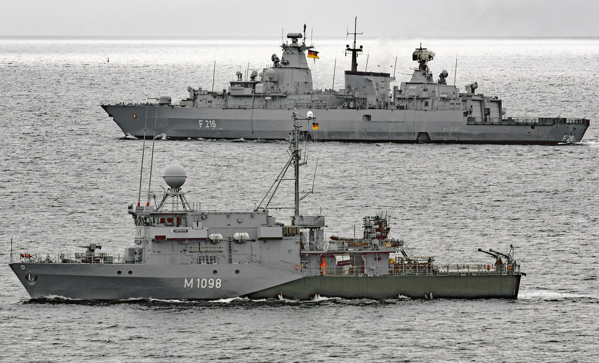 Fregatte SCHLESWIG-HOLSTEIN und Hohlstablenkboot SIEGBURG in der Ostsee (Aufnahme vom 23.08.2016)