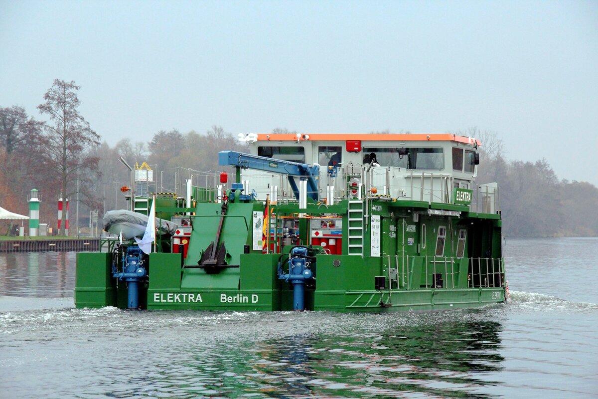 Freie Fahrt auf der  HAVEL  zu Berg bis nach Berlin. Schubboot  ELEKTRA  (04813970 , 19,96 x 8,25m) nach der Schleusung in Brandenburg.