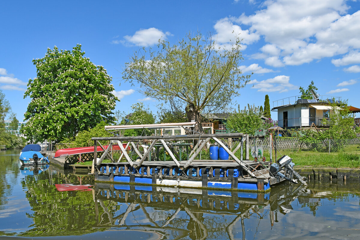  Freizeitboot  bei der Lachswehr Lübeck, Alte Trave. Aufnahme vom 15.05.2022