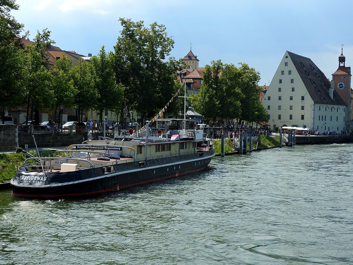 FREUDENAU (30000041; L=48,3m ; B=7,2m; 2x550PS; Bj1942) bereichert  das Schifffahrtsmuseum 
Regensburg mit seiner historischen Vergangenheit; 230815