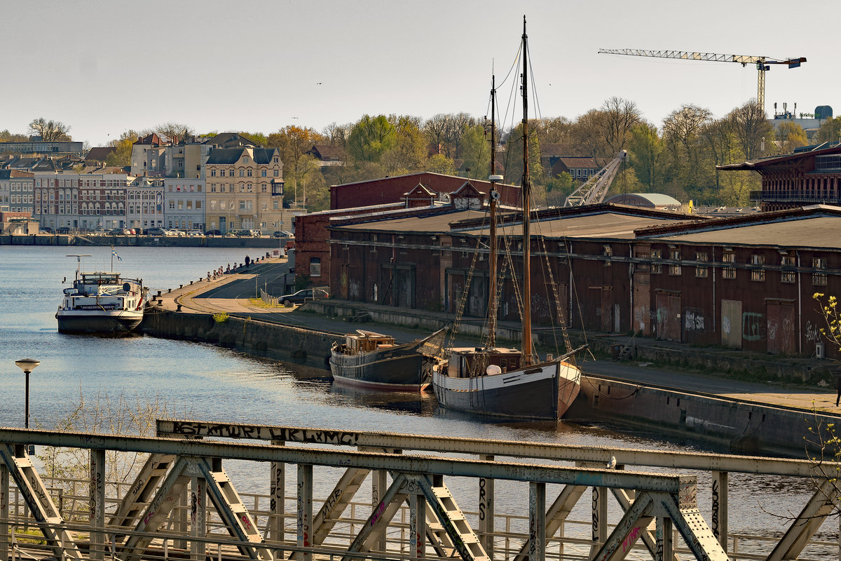FRIDTHJOF und KRIK VIG am 25.04.2020 im Wallhafen Lübeck. Links im Bild ist das Binnenschiff SPARTAKUS zu sehen.