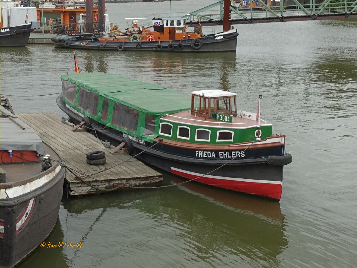 FRIEDA EHLERS am 16.10.2021, Hamburg, Elbe, Hansahafen vor dem Hafenmuseum (Schuppen 50) /
Barkasse / Lüa 15,63 m, B2,97 m, Tg m/ 1 Diesel, 3-Zyl. Jastram / gebaut 1926 bei J.W.Bartram, HH-Neuenfelde / 2007 Geschenk der Firma Barkassen-Zentrale Ehlers an Hafenkultur e.V. – Freunde Hamburger Hafenmuseums,  Eigner Museum der Arbeit /
