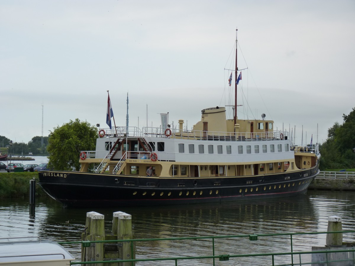 FRIESLAND (ENI 02203433) am 7.9.2014, an seinem Liegeplatz in Enkhuizen, NL /
Passagierschiffsfähre / Lüa 52,17 m, B 9,68 m, Tg 2,7 m / 1 Werkspoor-Diesel, TMSA 336, 650 pk, 12,8 kn / 1956 bei P. de Vries Lentsch, Alphen a/d Rijn / 1300 Pass. 12 PKW / 1956 - 1988 Einsatz im Wattenmeer zwischen Harlingen und Terschelling als „Konigin van de Waddenzee“, danach verschiedene Einsätze, seit 2001 fahrendes Museum auf dem Ijsselmeer als Teil des historischen Dreiecks Enkhuizen - Medemblick – Hoorn in den Niederlanden

