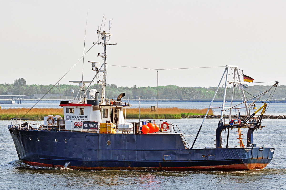 FRITZ REUTER am 13.5.2018 im Hafen von Rostock. Der früher unter dem Kennzeichen WIS 113 fahrende Fischtrawler wurde im Jahr 2000 zum Sonderfahrzeug umgebaut.Die FRITZ REUTER ist 26 m lang und 7 m breit.
