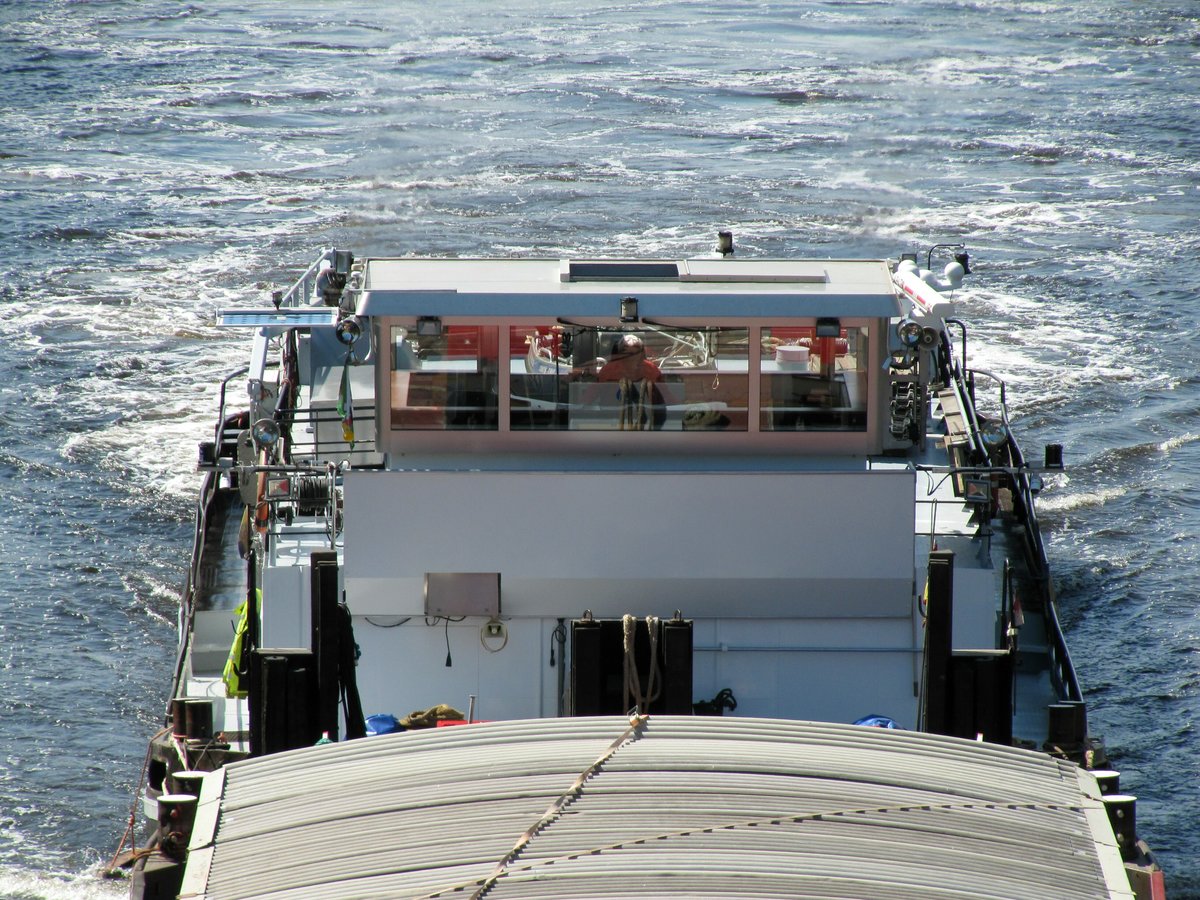 Frontal-Aufnahme vom Schubboot Chris-Tho (04031450 , 23,65 x 8,20m) am 17.04.2020 im Teltowkanal in Berlin-Tempelhof zu Berg. 