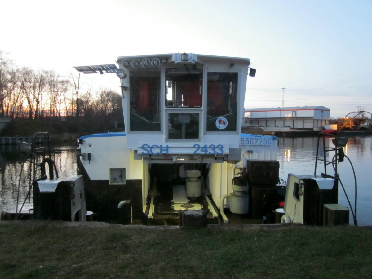 Front/Bugansicht vom SB SCH 2433 (05502260) am 10.12.2015 im Hf. Königs-Wusterhausen.