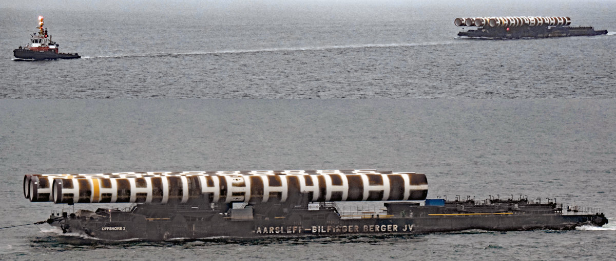 Frühmorgendlicher  Schwertransport zur See : Schlepper BUGSIER 9 zieht beladenen Ponton (gehört zum Unternehmen der Aarsleff Bilfinger Berger Gruppe) in Richtung Norden. Aufnahme vom 23.08.2016, 05.55 Uhr von Bord der MS Color Magic