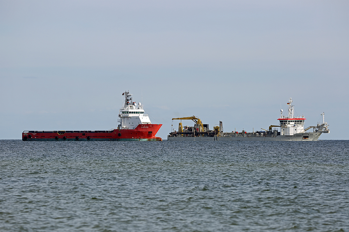 FS CRATHES (IMO 9395458) und FRANCESCO DI GIORGIO (IMO  9280201) vor Thiessow. - 16.09.2018
