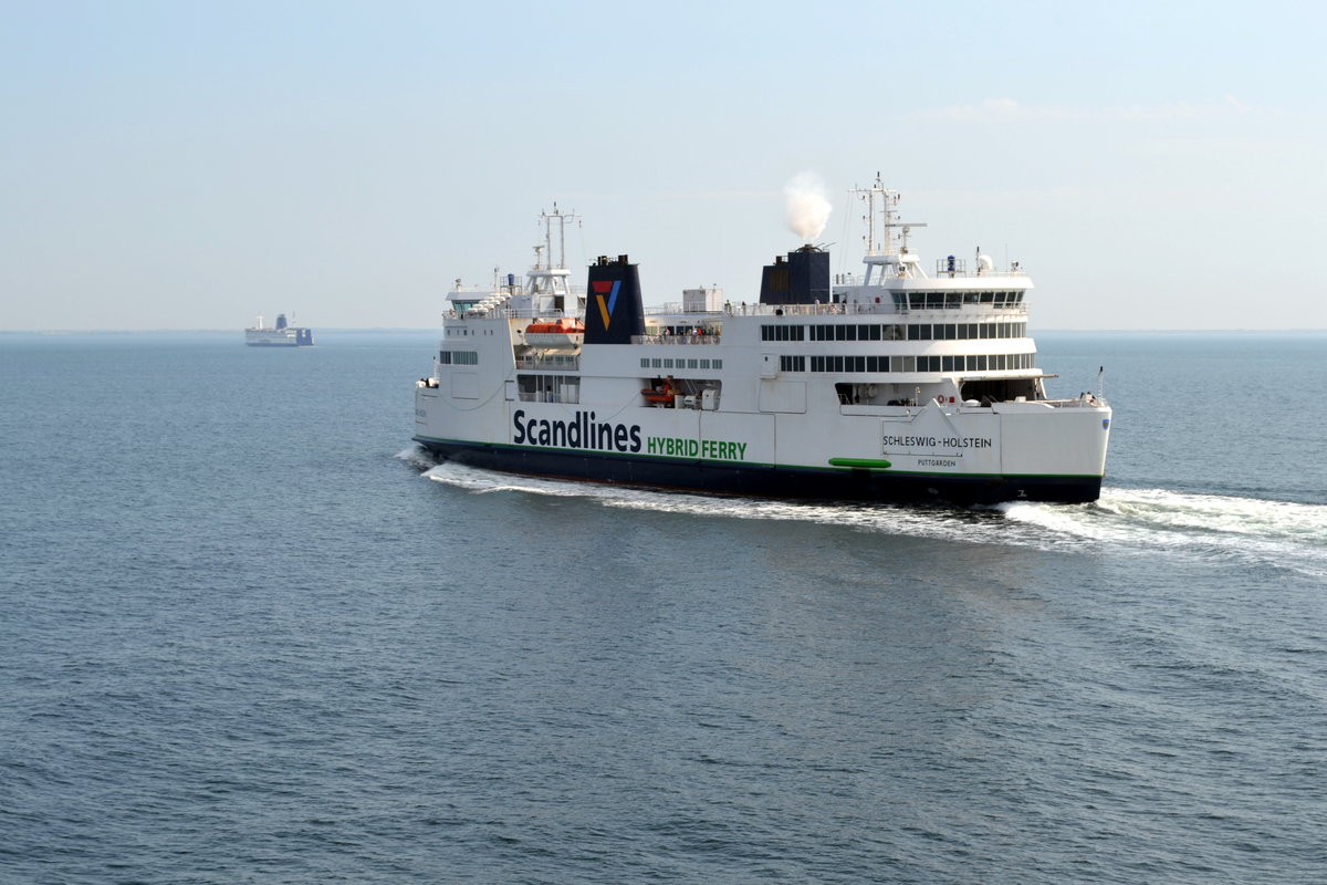 FS Schleswig-Holstein auf dem Fehmarnbelt Richtung Rödbyhavn. Im Hintergrund die dänische Kronprins Frederik als Frachtfähre der Scandlines in gleicher Richtung. 06.06.2019