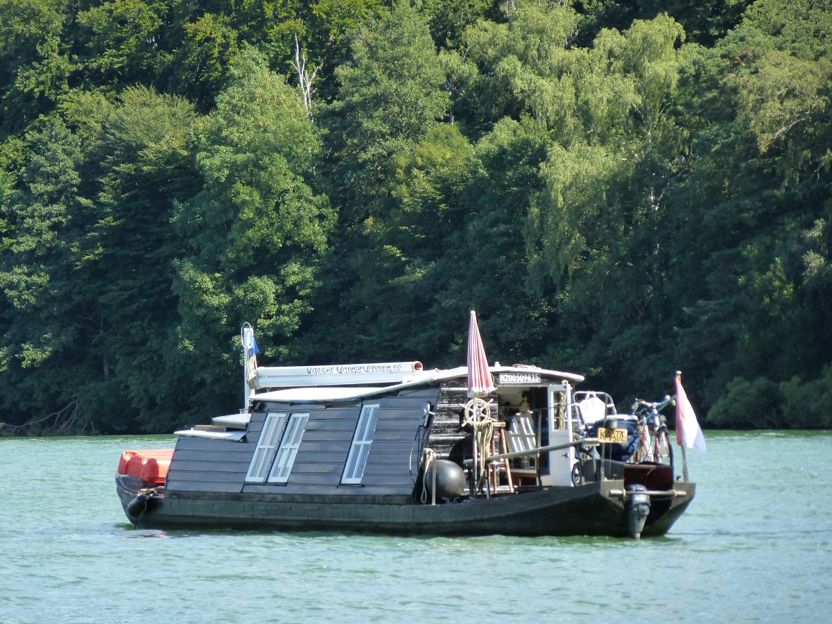 führerscheinfreies Hausboot  Kaatje  aus Amsterdam 

siehe WasserWanderWohnung.nl (Verkaufsprospekt) 
und kaatje111jaar.eu (historisch auf holländisch) 

fuhr 2013 auf dem Zechlinsee: Großer Zechliner See.
Vorn Badebeiboot  Palourde , hinten Kinderwagen.