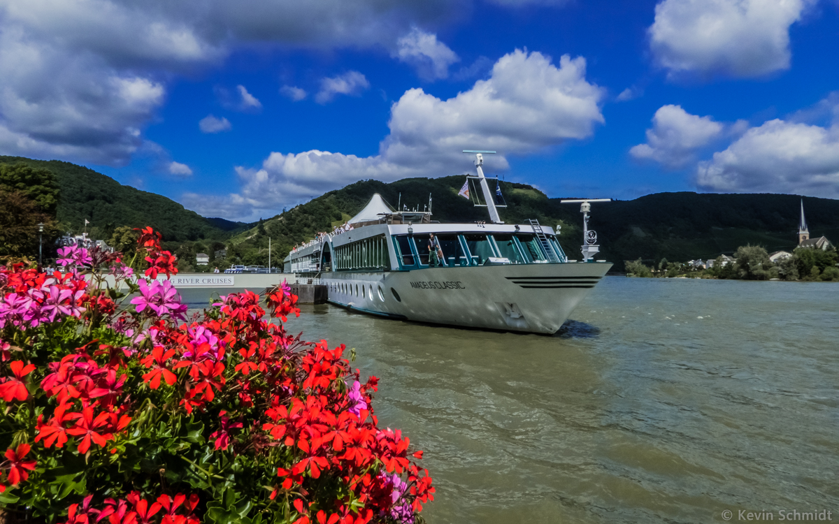 Für den abendlichen Schiffskonvoi zu Rhein in Flammen 2014 in Koblenz ist die MS Amadeus Classic bereits am Vormittag des 09.08.2014 in Boppard eingetroffen.