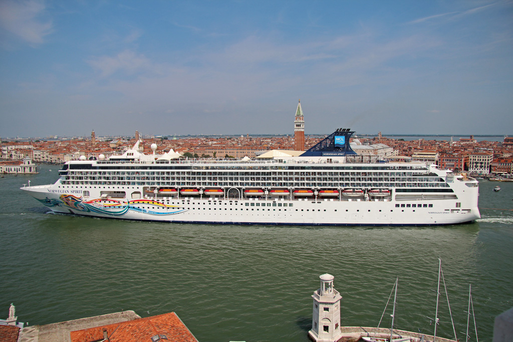 Für den Anlauf der Norwegian Spirit hatte ich mir ein Motiv vor der Kulisse der Altstadt von Venedig ausgesucht. Die Aufnahme entstand am 21.06.2017 vom Campanile der Kirche San Giorgio Maggiore auf der gleichnamigen Insel gegenüber vom Markusplatz.