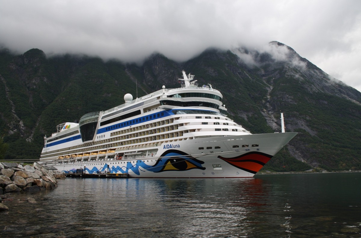 Für ein schönes Motiv begibt sich der Fotograf auch gern mal in 10° C kaltes Wasser, so geschehen am 31.7.2014 vor AIDAluna in Eidfjord.