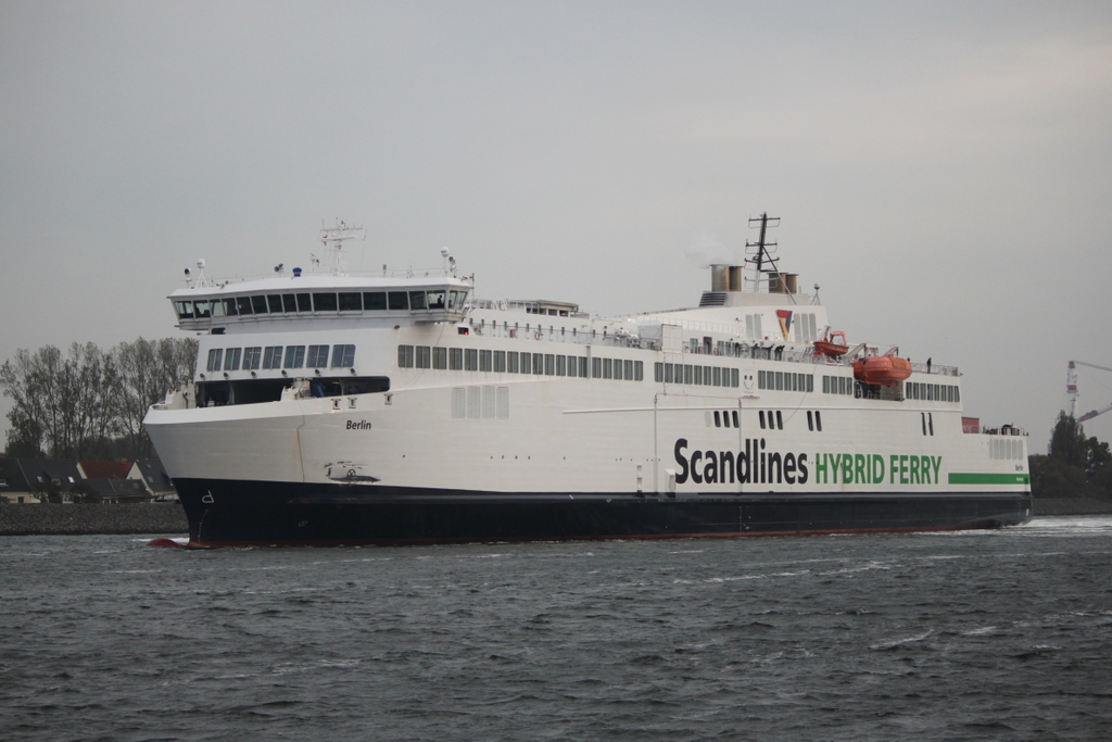 Für die Scandlines Fähre Berlin ging es dann nach der Kollision im Seekanal von Warnemünde rückwärts zurück zum Rostocker Seehafen.01.11.2019