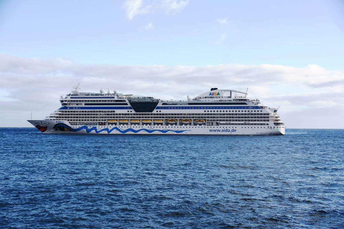 FUNCHAL (Madeira), 20.01.2018, Kreuzfahrtschiff AIDAblu beim Rückwärtseinlaufen in den Hafen -- Baujahr: 2010 / Flagge: Italien / IMO/MMSI: 9398888/247282500