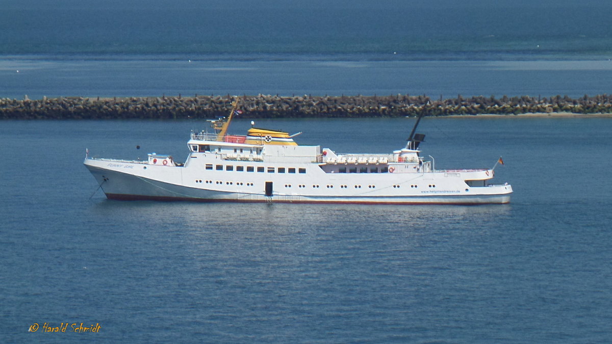 FUNNY GIRL (IMO 7315569) am 03.5.2018, Helgoland Reede / 
Seebäderschiff / BRZ 998 / Lüa 68,57 m, B 10,42 m, Tg 20,25 m / 2 MWM-Diesel, 2207 kW (3000 PS), 19 kn / 800 Pass. / gebaut 1973 bei Mützelfeldtwerft, Cuxhaven / Eigner: Cassen Eils, Cuxhaven (Firmengruppe AG Ems) /
