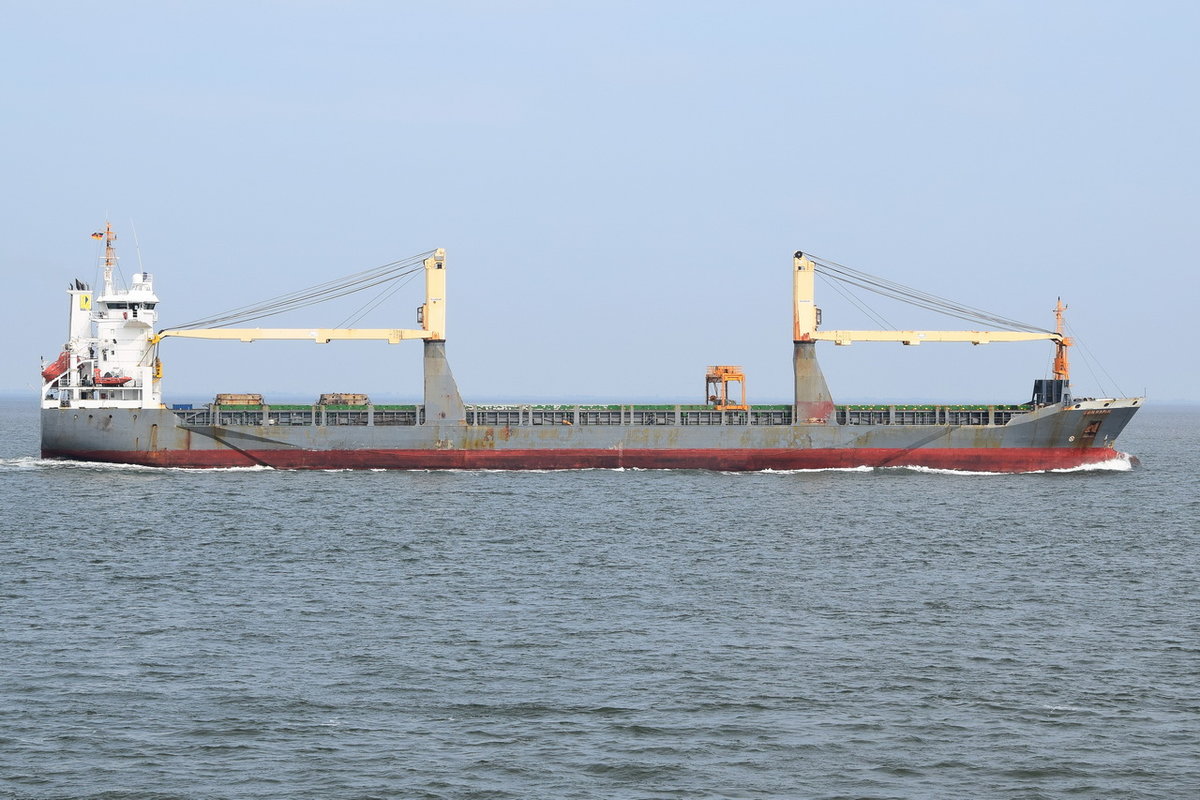 FWN PAPIDE , General Cargo , IMO  9320520 , Baujahr 2005 , 146m × 18.25m , 679 TEU ,
am 06.09.2018 bei der Alten Liebe Cuxhaven  